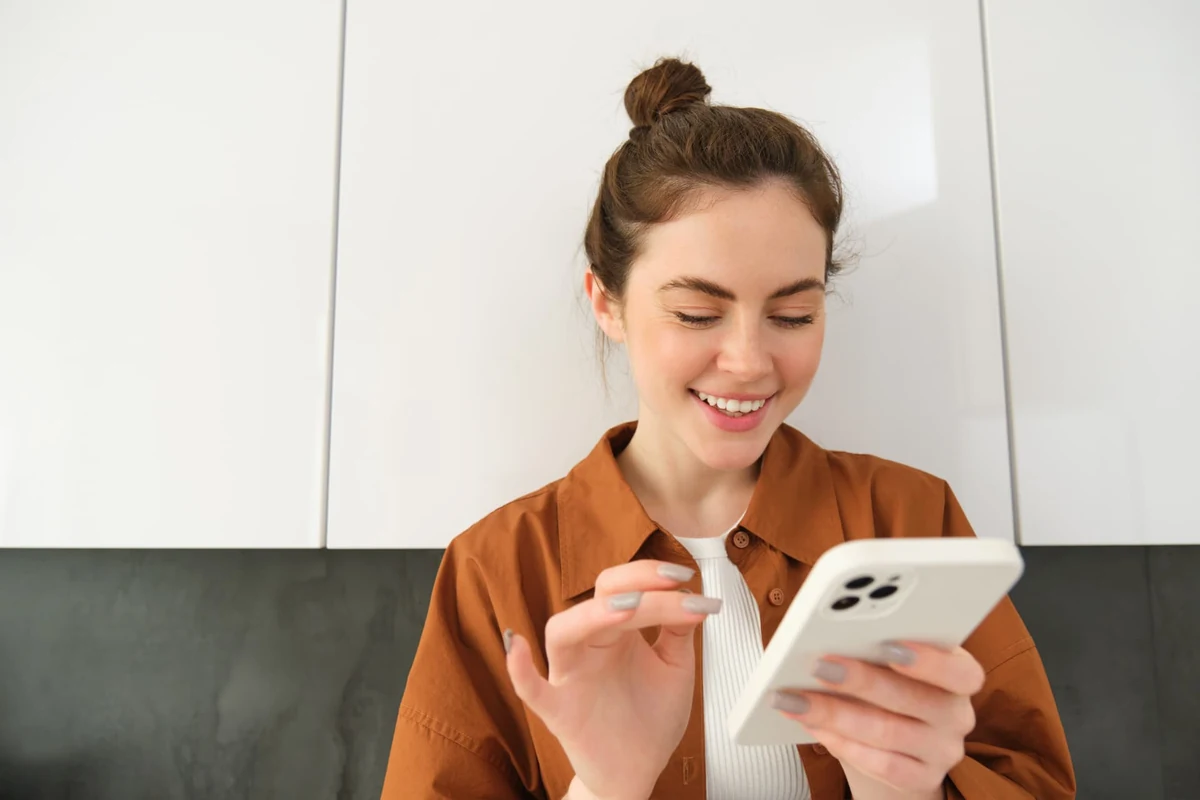 Cliente recebendo o orçamento pelo celular