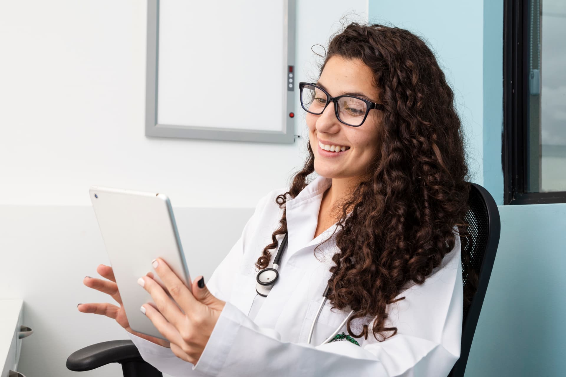 Profissional de saúde consultando um tablet